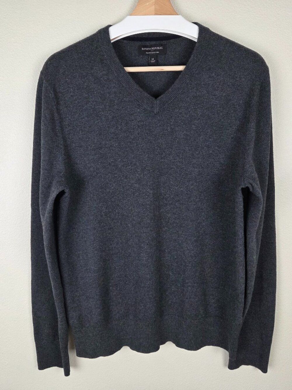 Banana Republic Sweater Mens Size M Charcoal Gray Premium Luxe Yarn V-Neck
